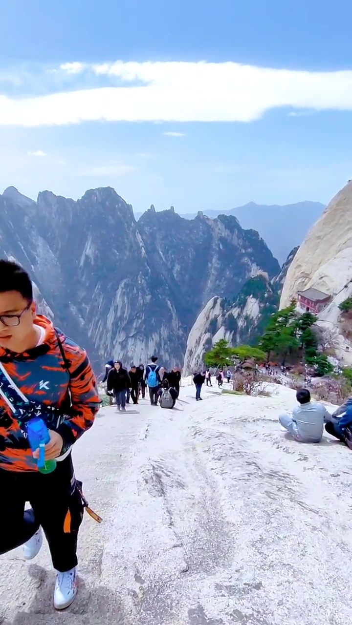 旅行推荐官 华山 登上山顶看美景 关注我带你去旅行 挑战自己突破自己