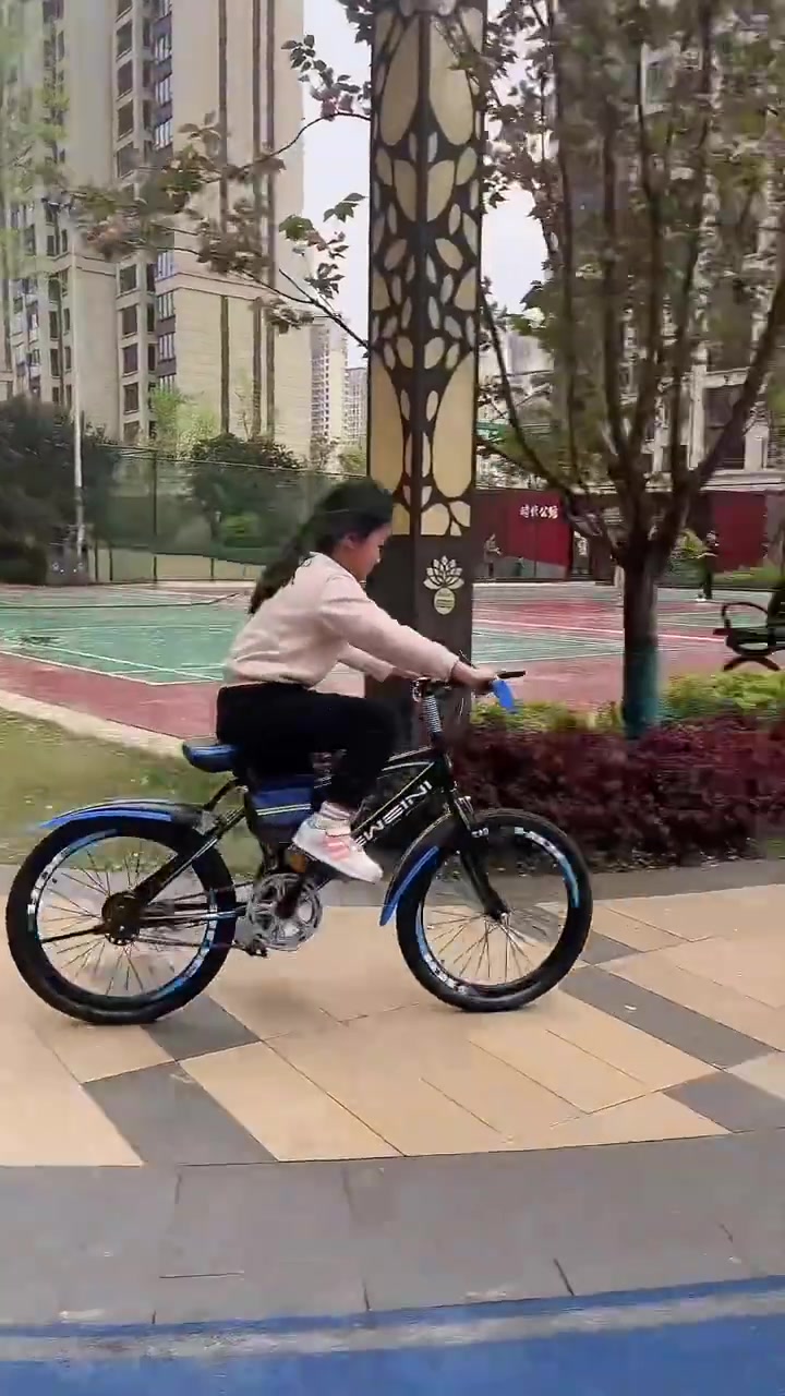 瘫痪女童复健3年能骑自行车了」3年前,湖南湘潭女童小安琪因练舞意外