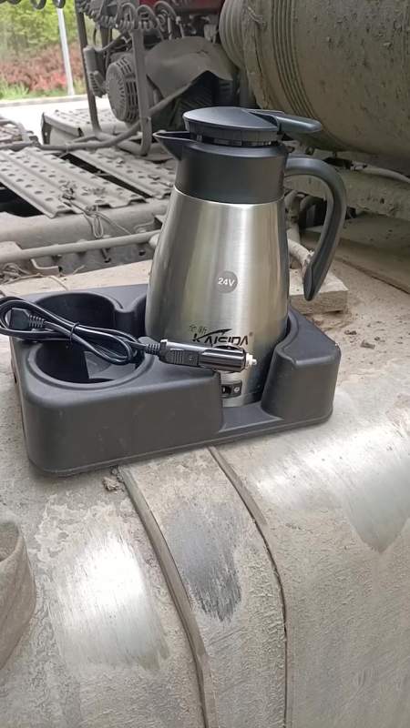 车载烧水壶12伏24伏都有,内胆是304不锈钢食品级材质,容量是1300毫升