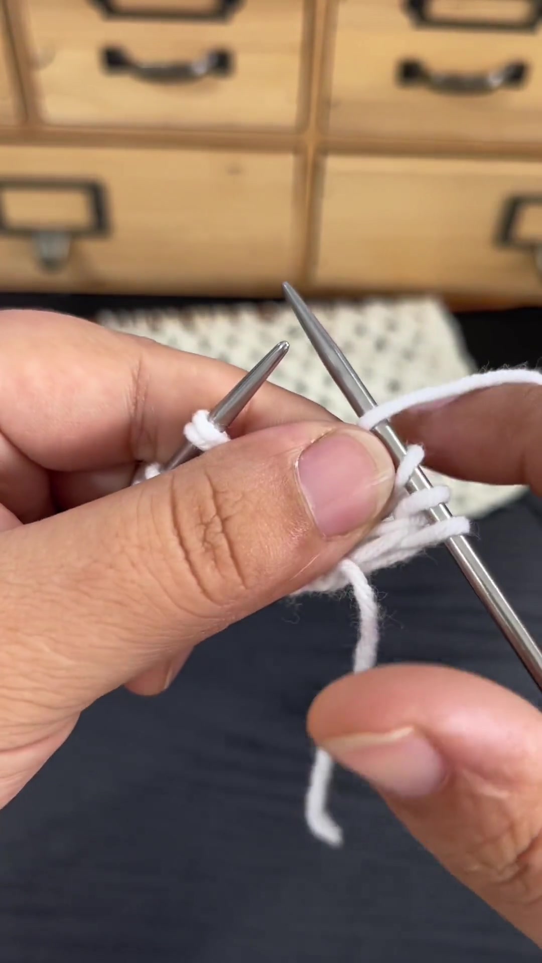 一款简单好看的楼空花非常适合织镂空毛衣.三针镂空花详细的-度小视