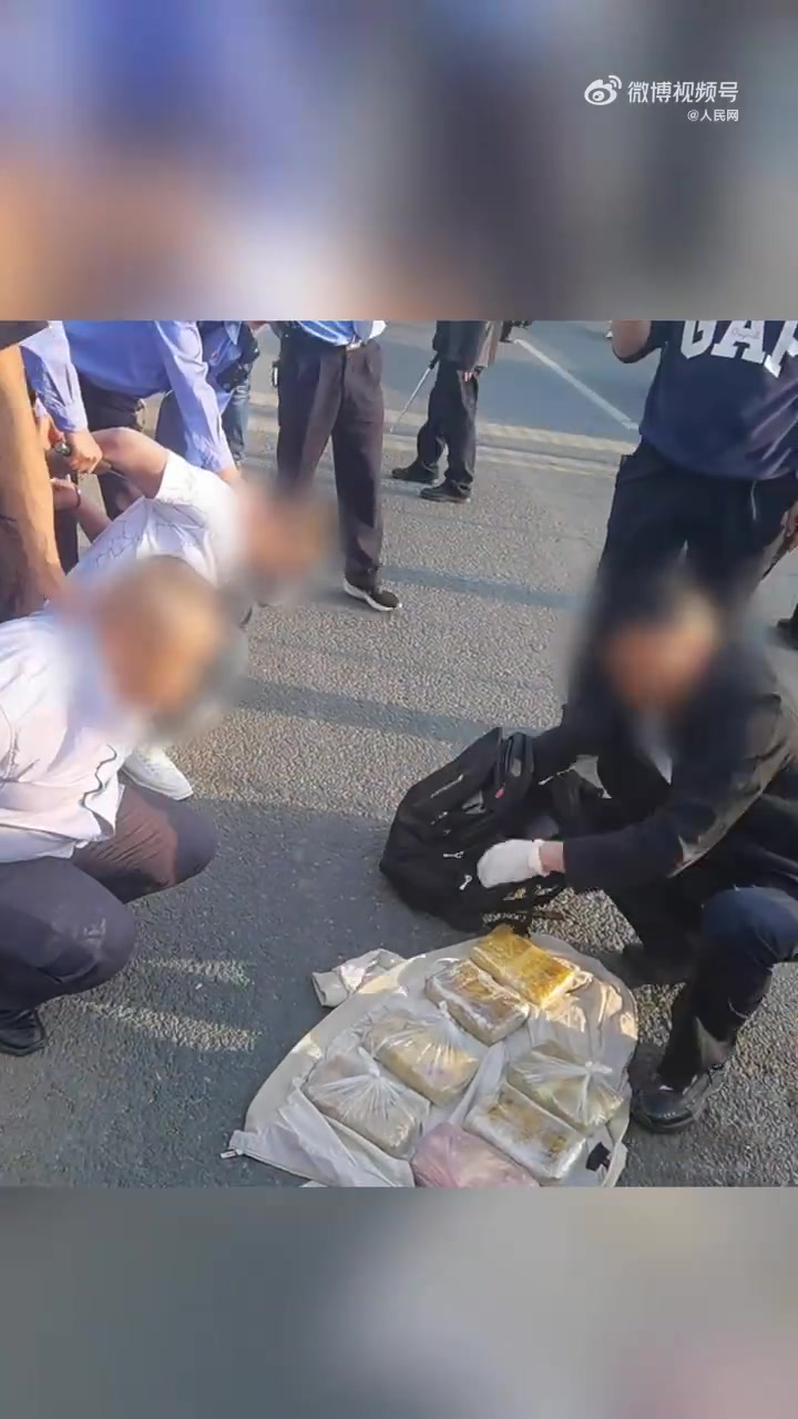 第一视角看警察抓捕毒贩现场」近日,云南大理弥渡警方获悉,一伙毒贩欲