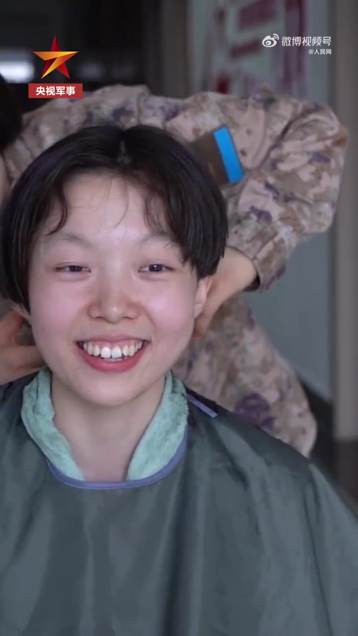 女兵入营后第一次理发」初入军营的女兵剪掉了长发,开启新的青春.