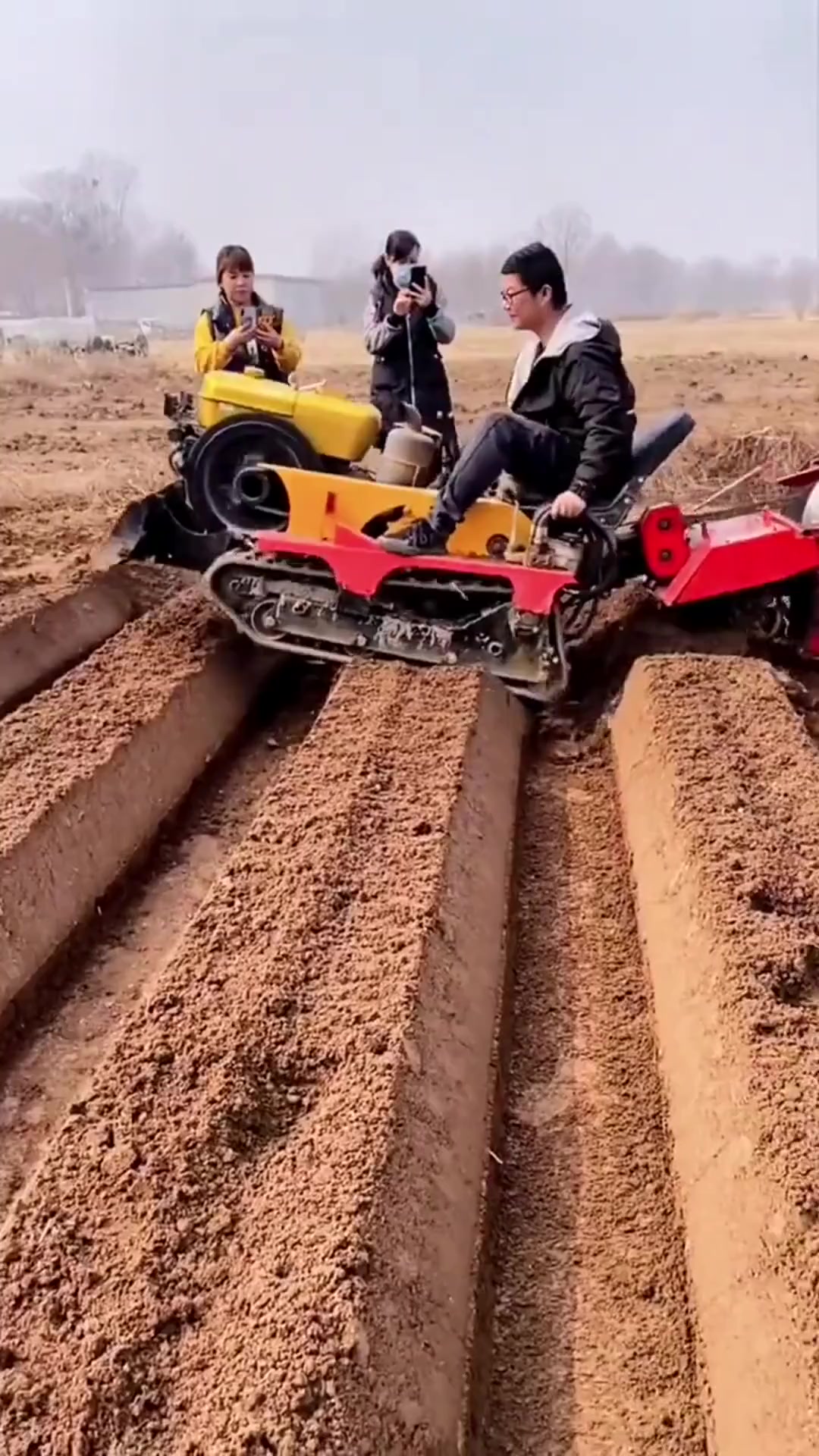 履带拖拉机 旋耕机