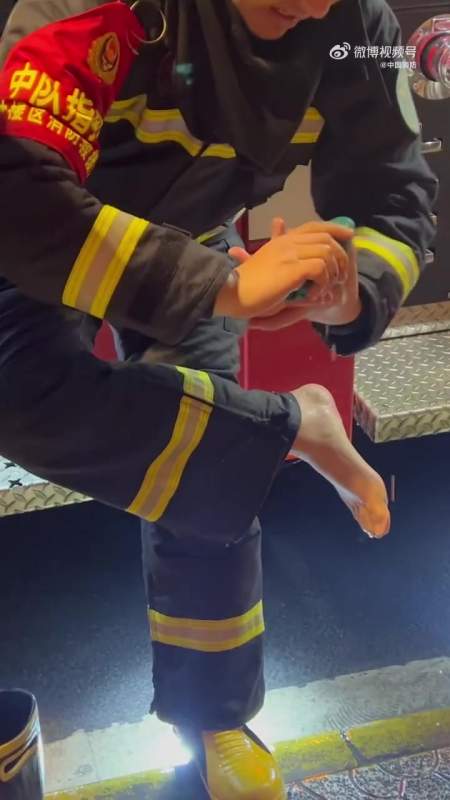 灭火结束,蓝朋友的靴子早已灌进了不少水,休息间隙,才来