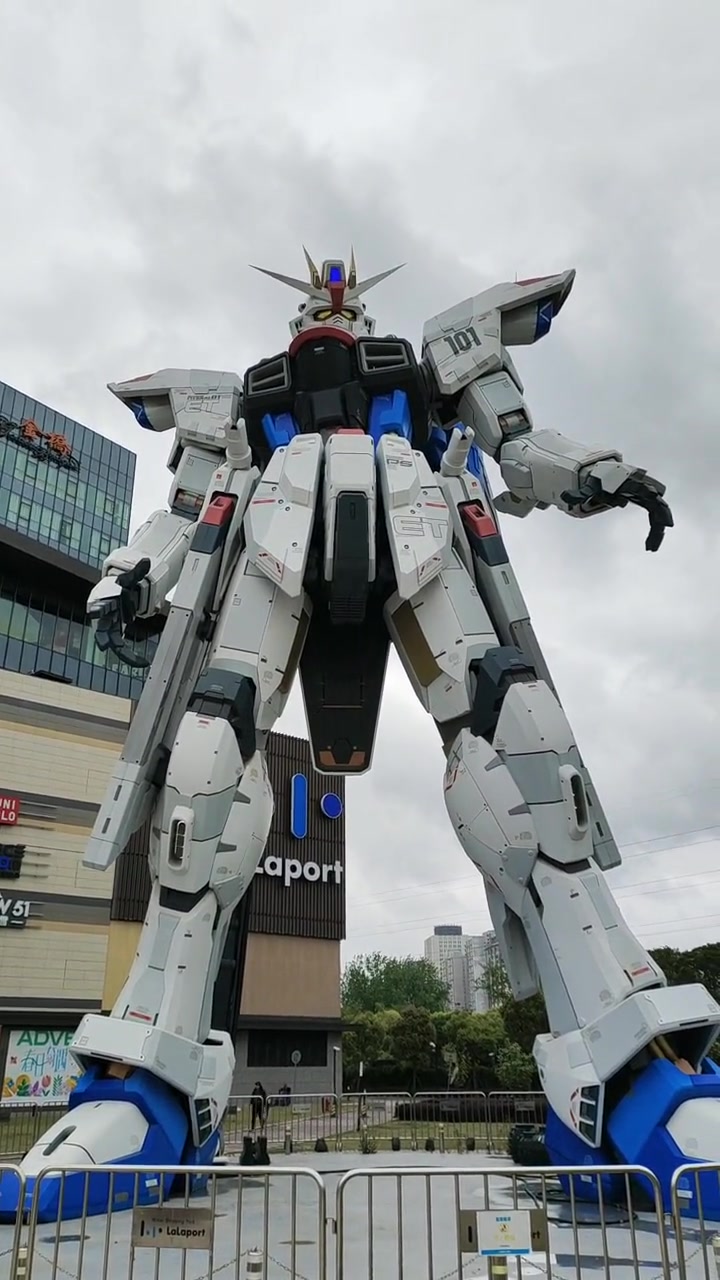 自由高达 上海高达基地 自由高达立像