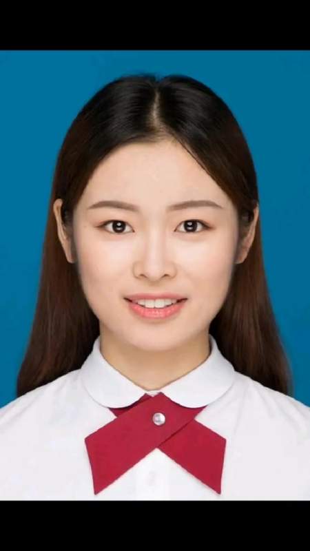 近日,1999年5月3号出生的华南理工大学研究生李莎,在广西桂林支教途中