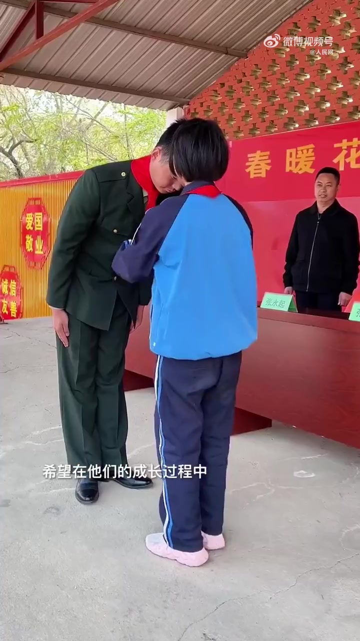 那是张自轩的高光时刻,作为国旗护卫队原升旗手的他,如今在