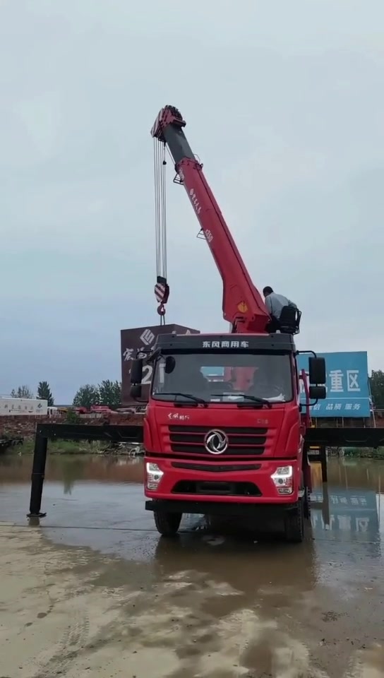 12吨随车吊宏昌天马12吨5节直臂东风d3s单排6.3米货箱