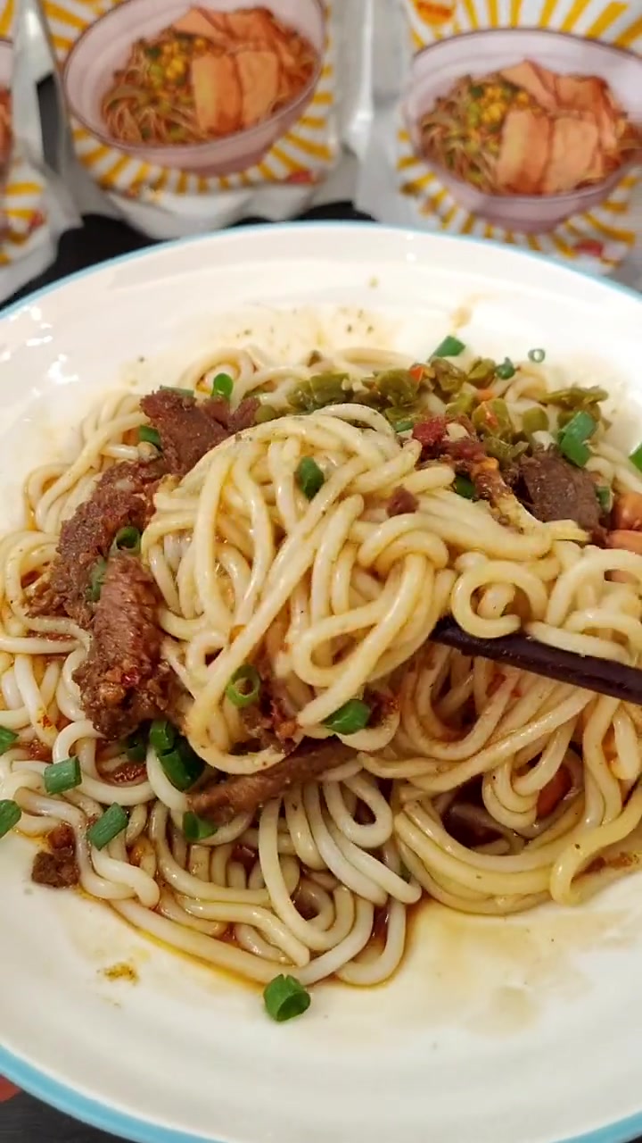 湖南米粉界天花板也出桶装啦,衡阳卤粉是衡阳小吃,卤味浓厚,大酸大辣