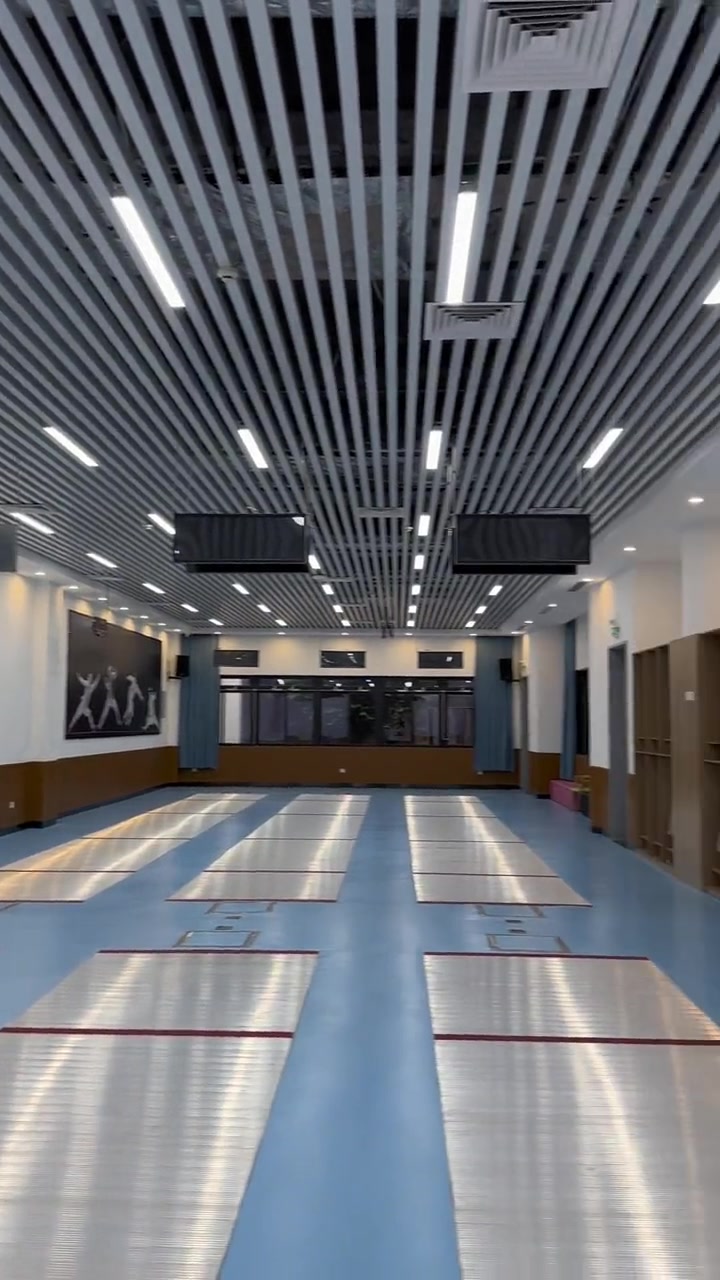 这样的击剑馆你见过吗?猜猜这是深圳哪所高中名校?