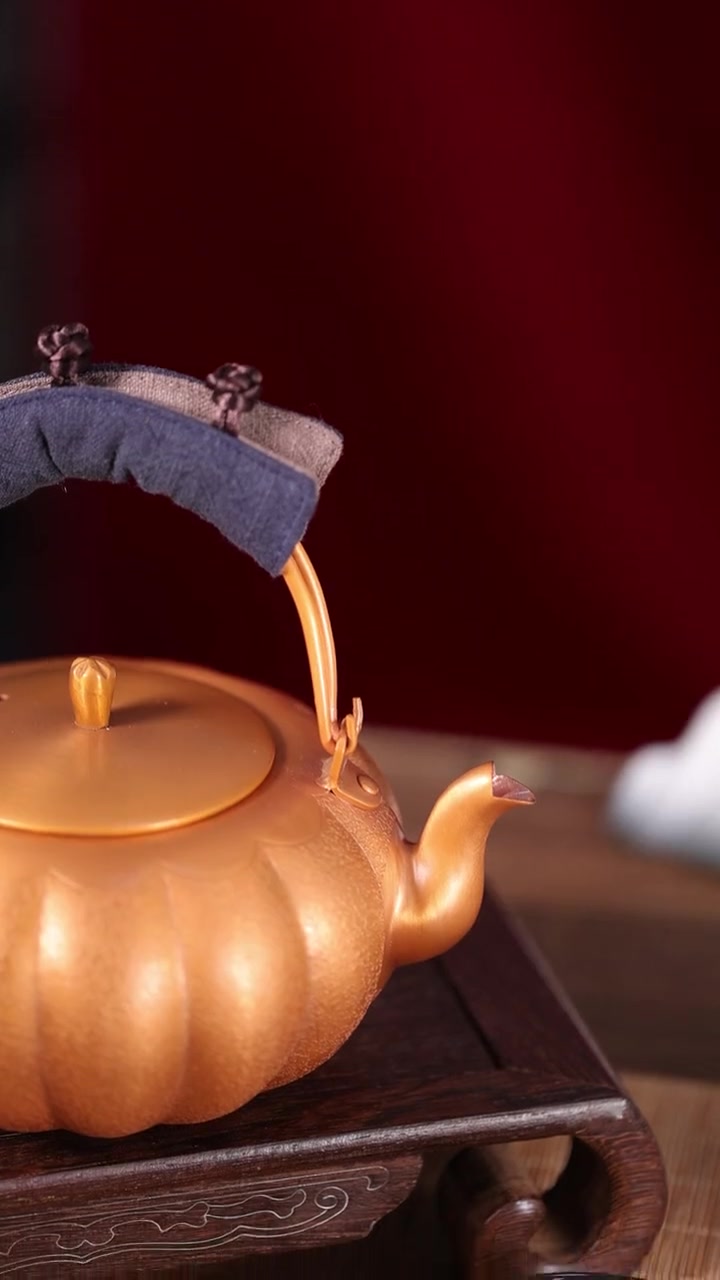 有的时候,简单重复的劳动,也需要长年坚守 铜雕 朱炳仁铜 手工铜壶