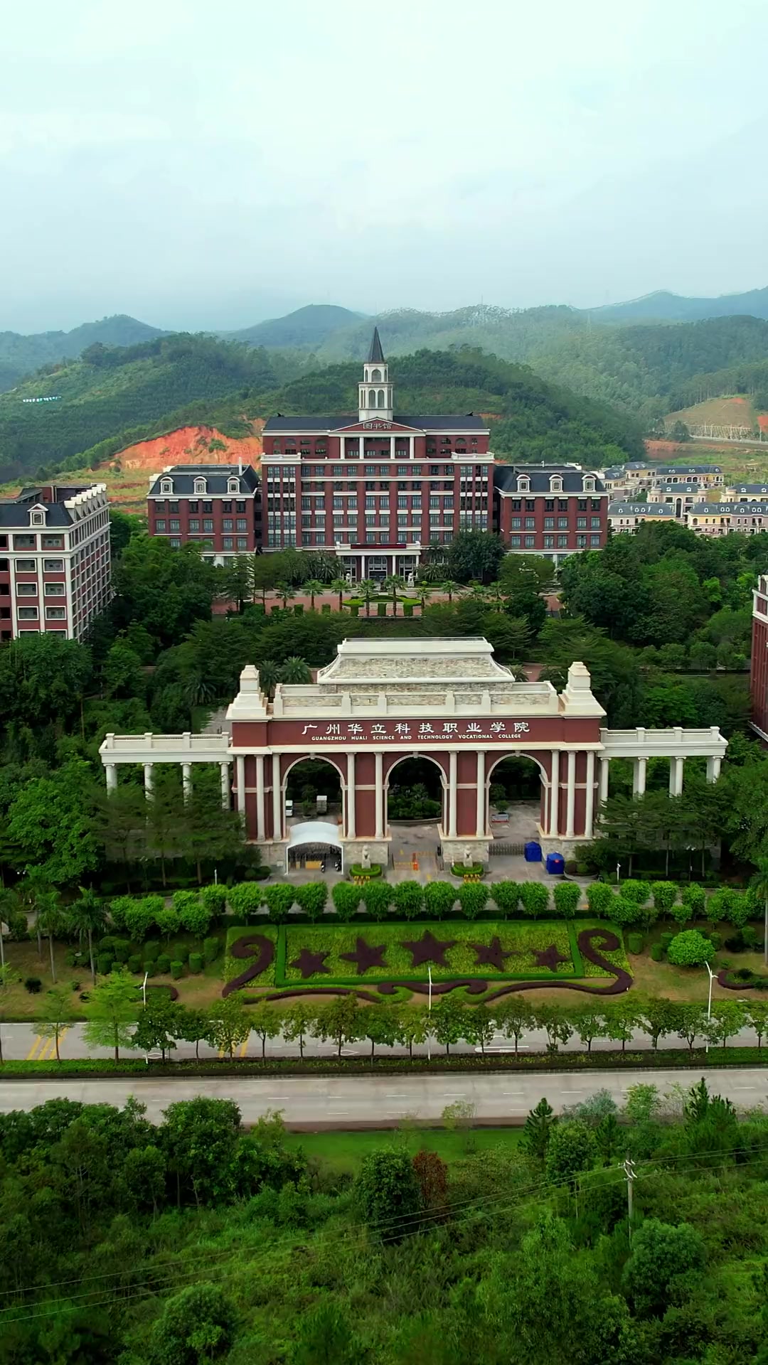 广州华立科技职业学院云浮校区位于广东省云浮市都杨镇,占地65