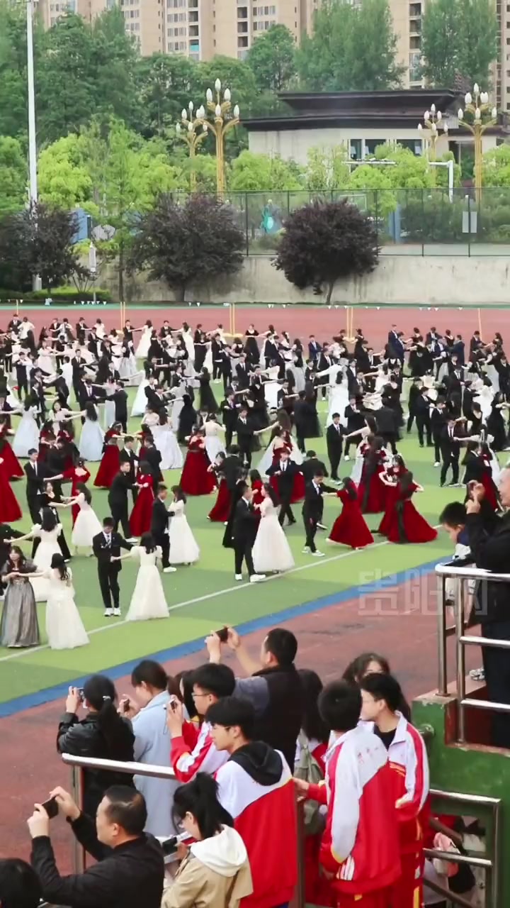 这就是青春最美的样子 贵州毕节一中组织学生跳华尔兹,2000名学生盛装