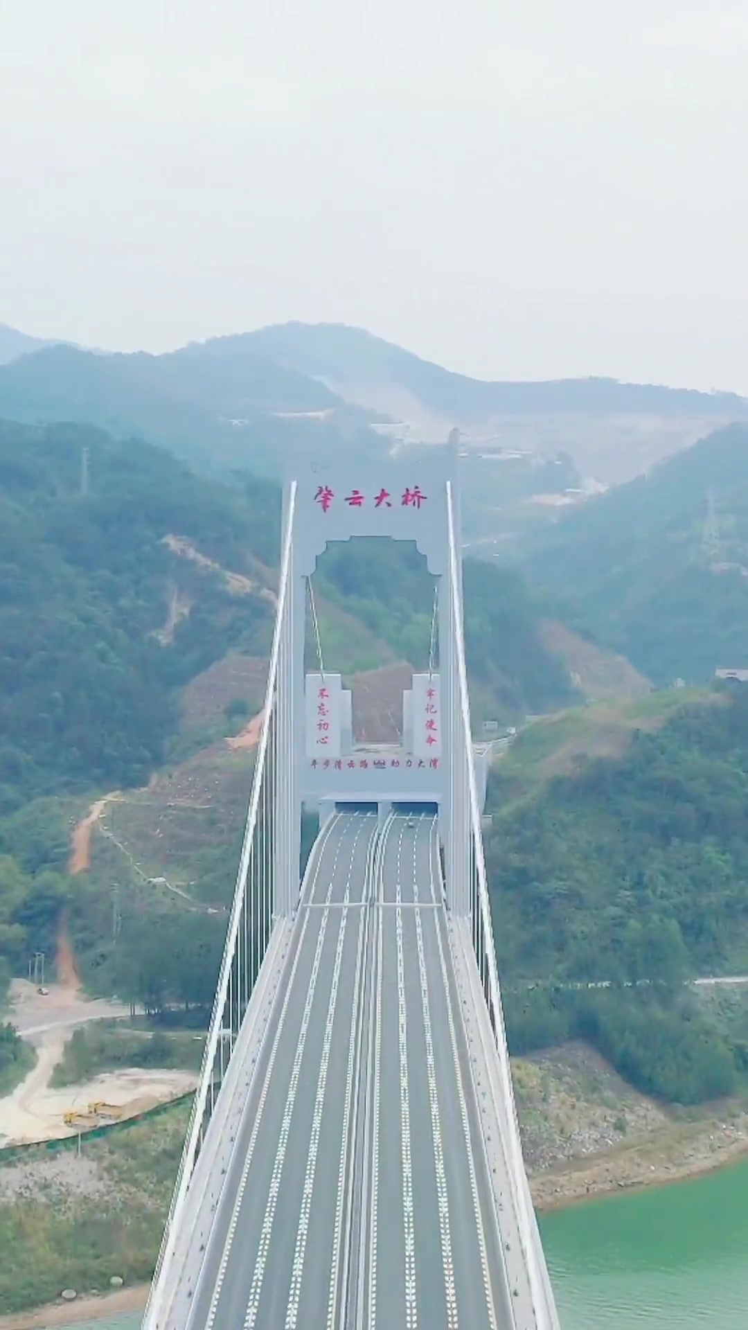 肇云大桥北起肇庆市德庆县悦城镇,南至云浮市云安区都杨镇,全长1688米