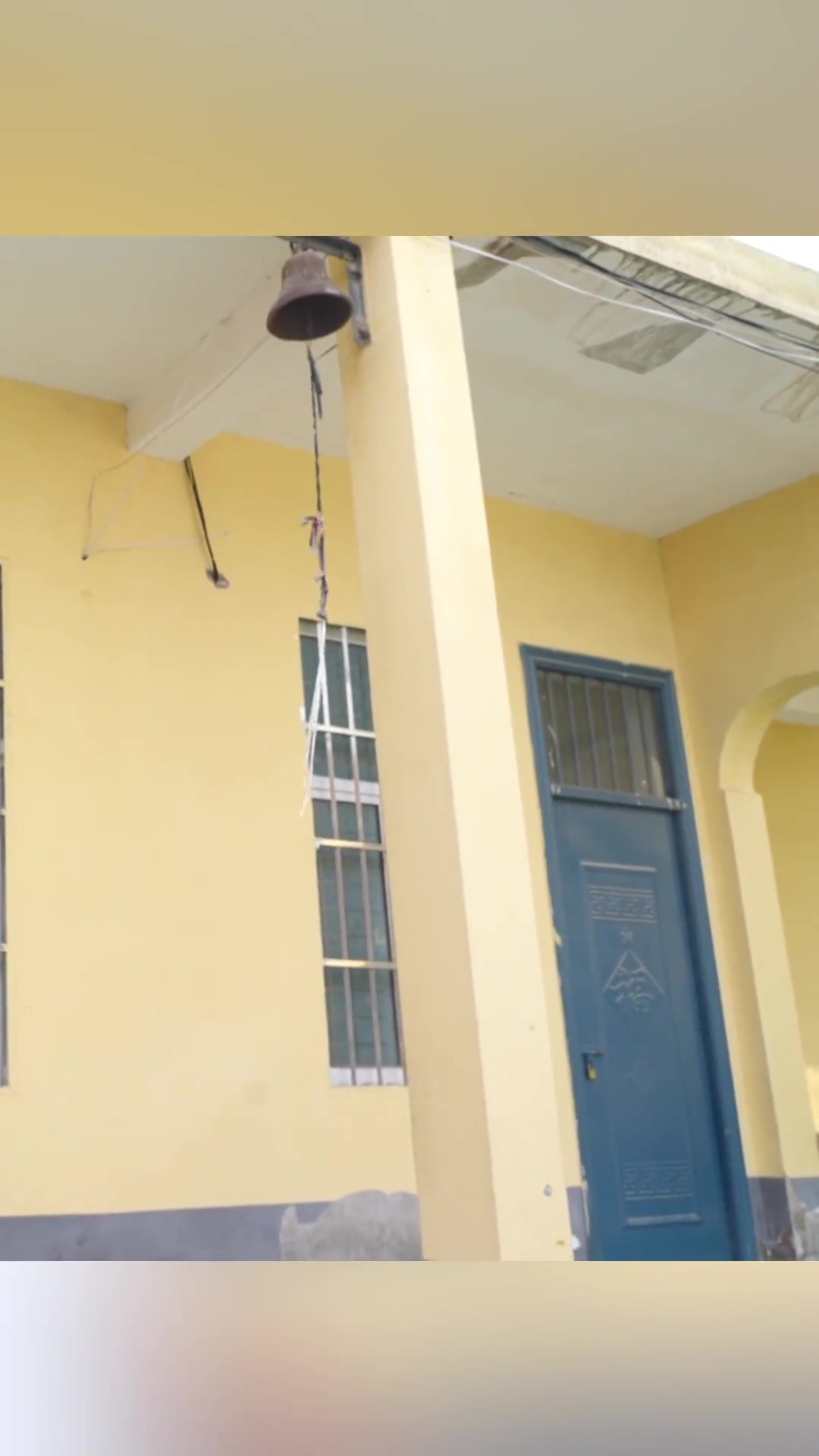 贾林秀烈士侄子拉铃(过去的铃声和现在孩子们)抗日小学学生朗诵祭奠