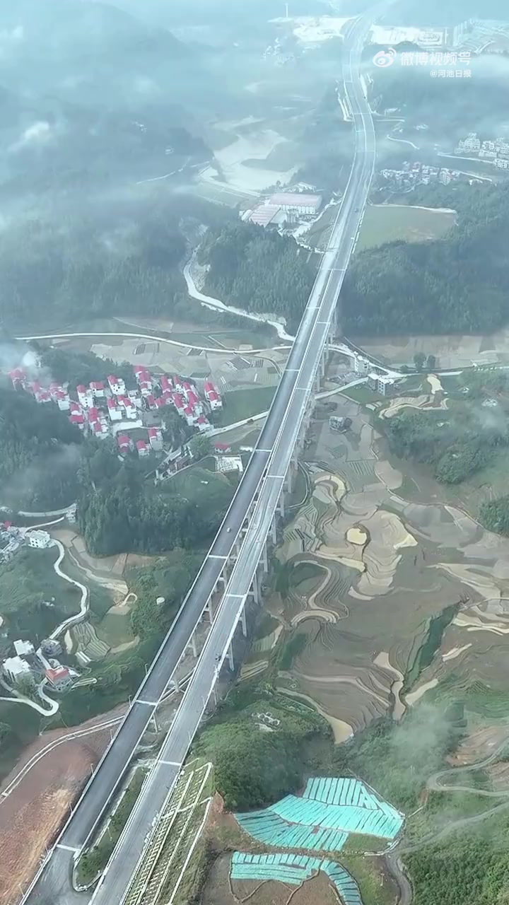 天巴高速贯穿东兰县和凤山县,连接天峨县和巴马瑶族自治县,项目起于