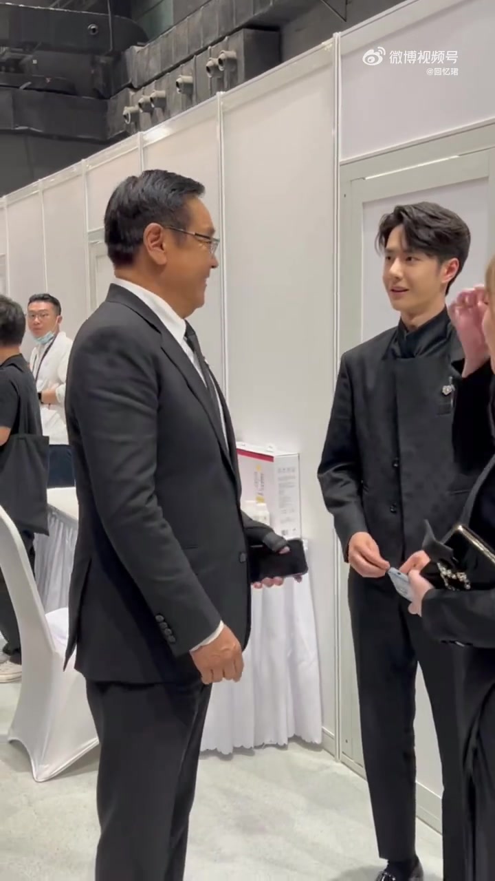 王一博裤子到底怎么了 华表奖后台王一博和导演尔冬升,一博在前辈面前