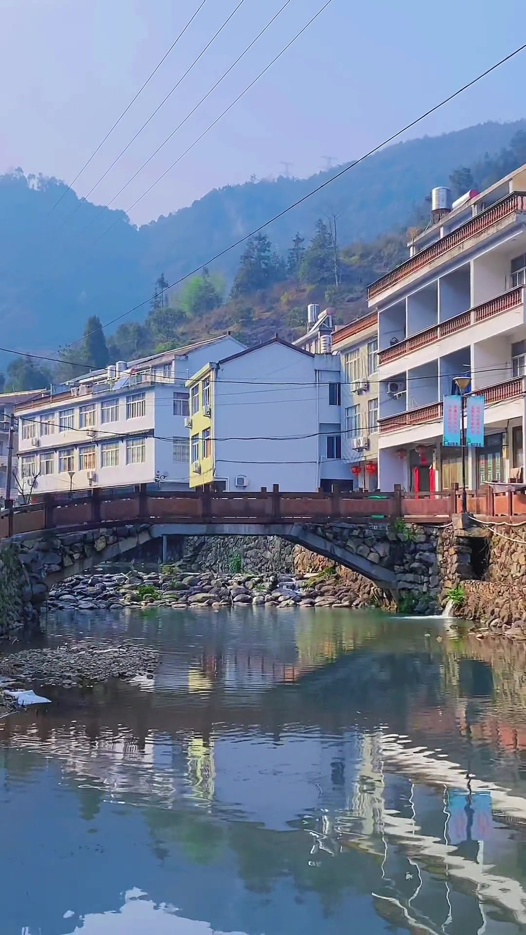 台州临海河头镇岩坑村山间溪流汇聚,三面环山,背靠海拔887米的赤峰山