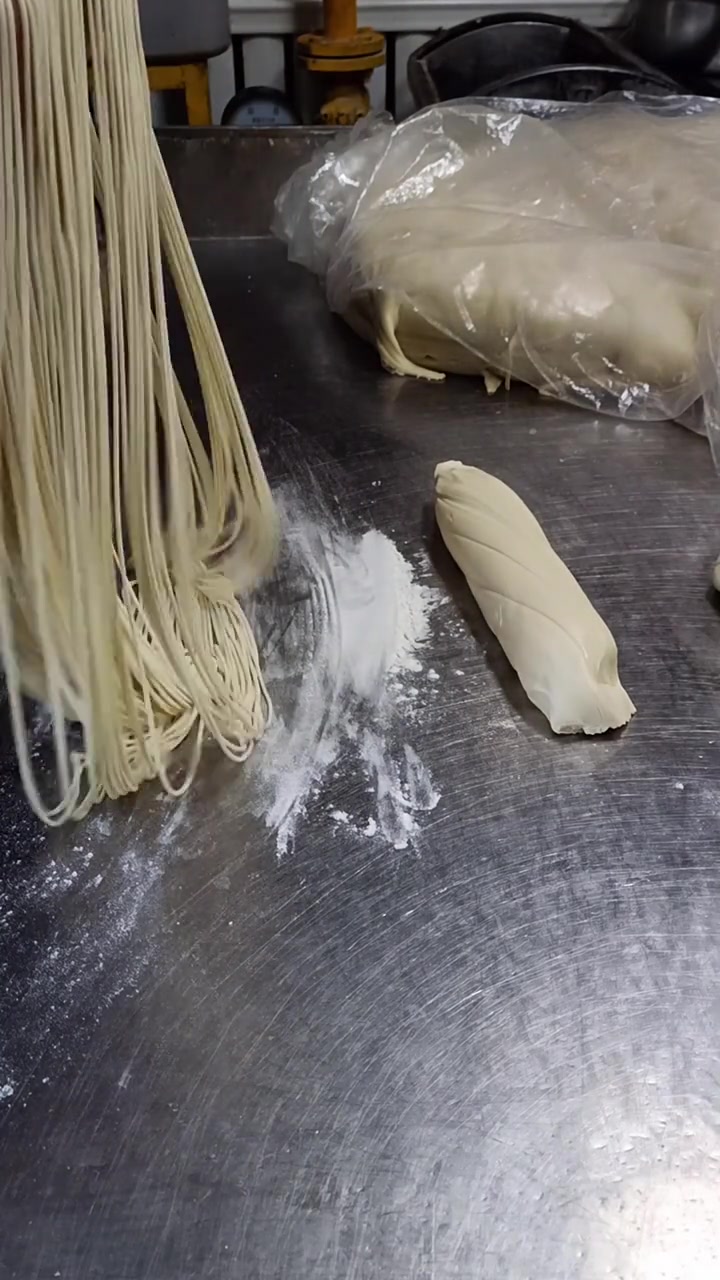 拉面 培训:和面方法,500克面粉6到8克盐,240克凉水,14克蓬灰水!