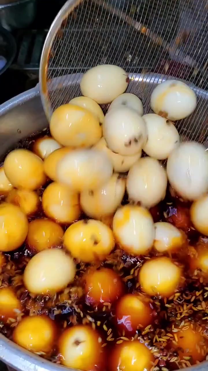 1,将蒸好的剥皮鸡蛋放入水中 2,加入老抽300克,盐50克,味精50克,花椒