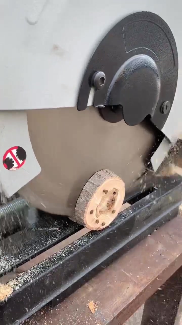 冷锯切割机切木材