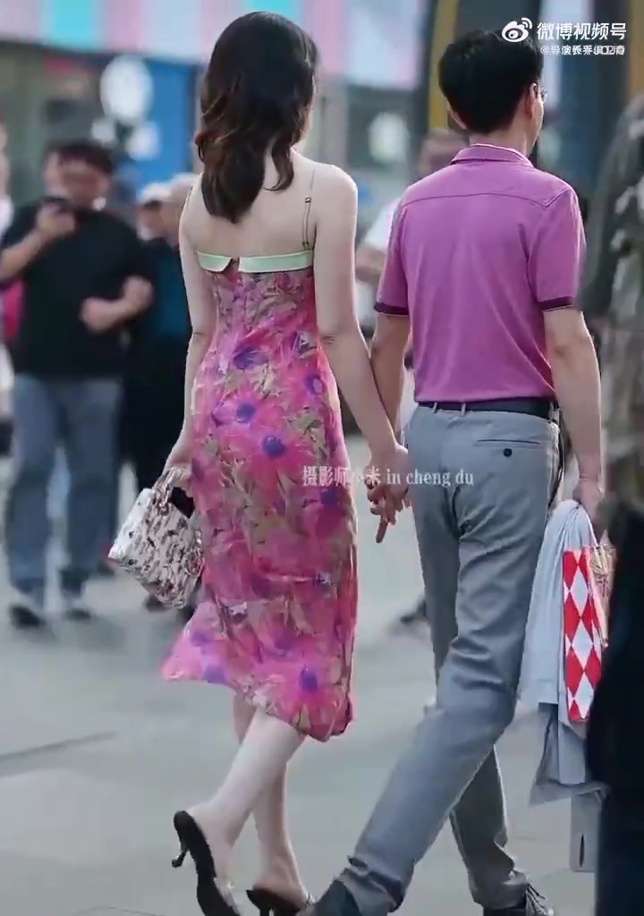 中石油胡继勇被免职  中石油胡继勇与小三 董思槿 成都逛街被街拍