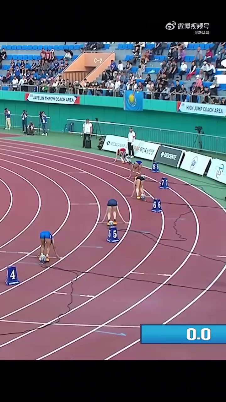 中国姑娘亚青赛百米接力太酷啦!