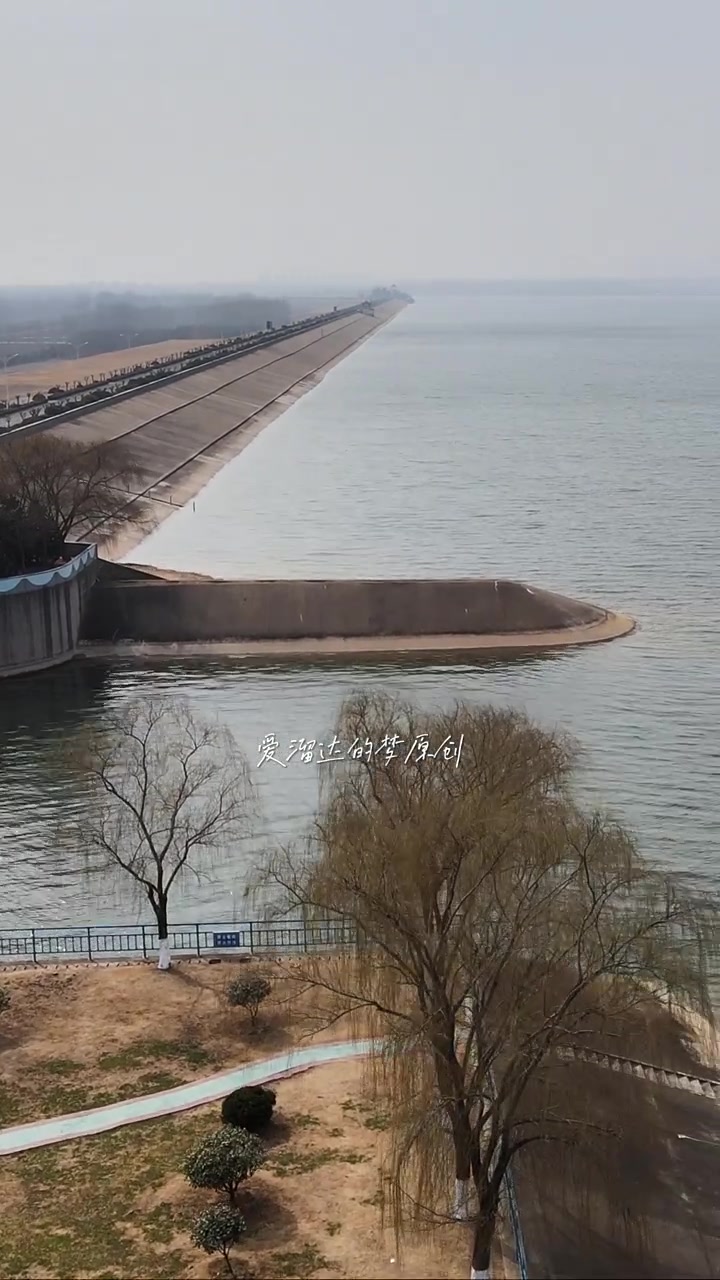 小塔山水库西依沂蒙山余脉,北有赣榆最高峰大吴山,主坝建于小塔山与子
