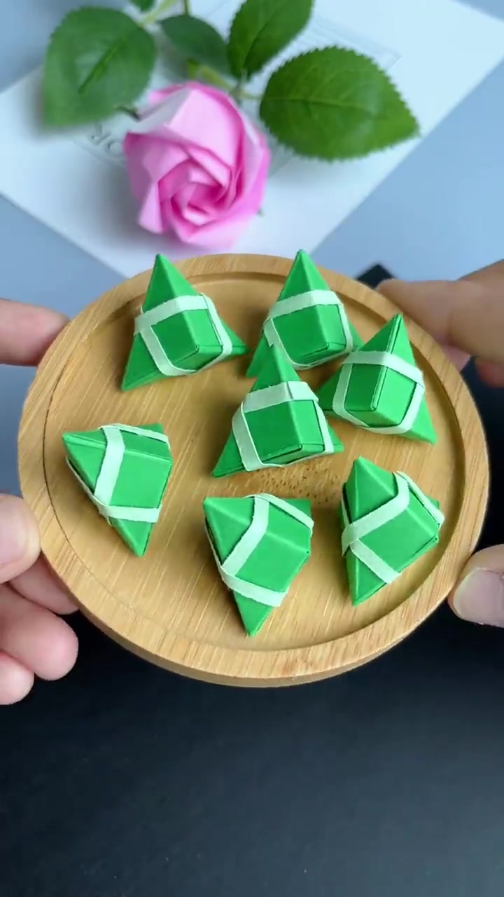 一张纸折出可爱小粽子,简单又好玩↓↓收藏教程,和孩子一起试试吧