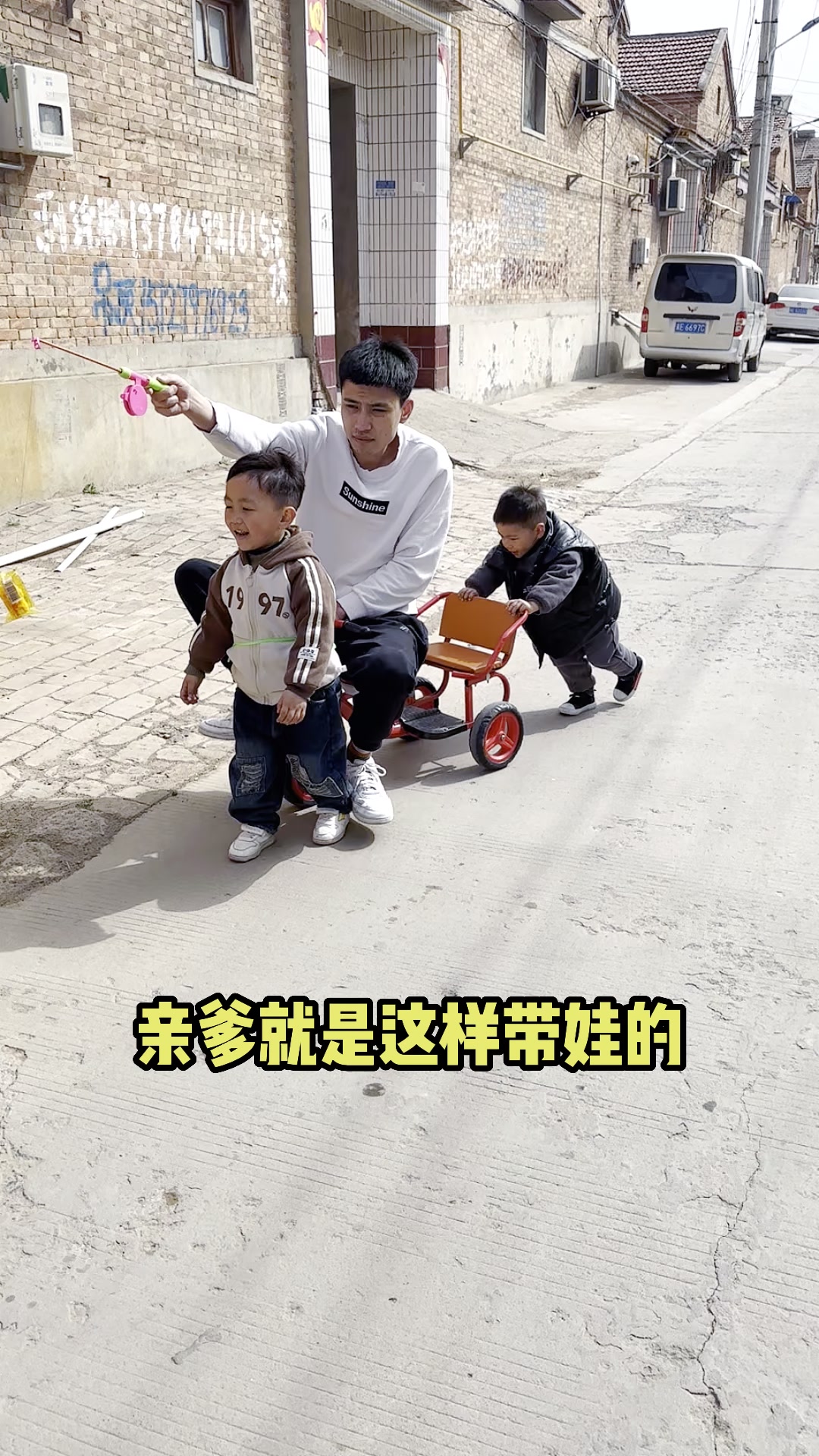 已经把视频发给娃的爷爷奶奶,这会应该提着刀正在赶来的路上