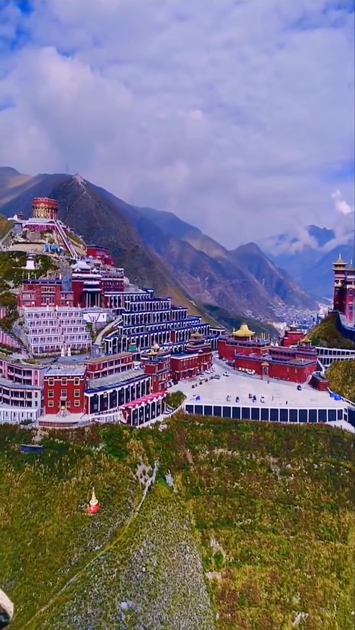 结古寺位于结古镇东,以建筑宏伟,寺僧众多,文物丰富,多名僧高徒在中国