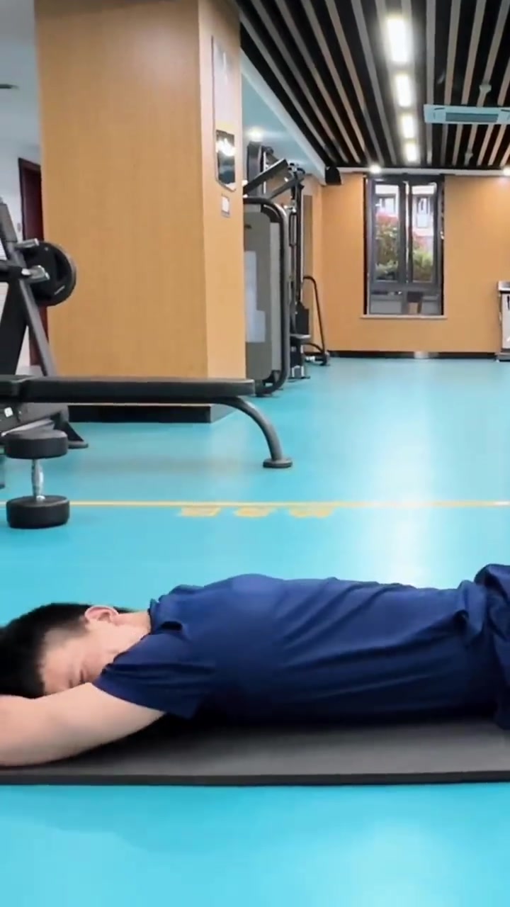 组动作瘦小腹」空中蹬车,卷腹摸膝,屈膝收腹……想get蓝朋友同款腹肌?