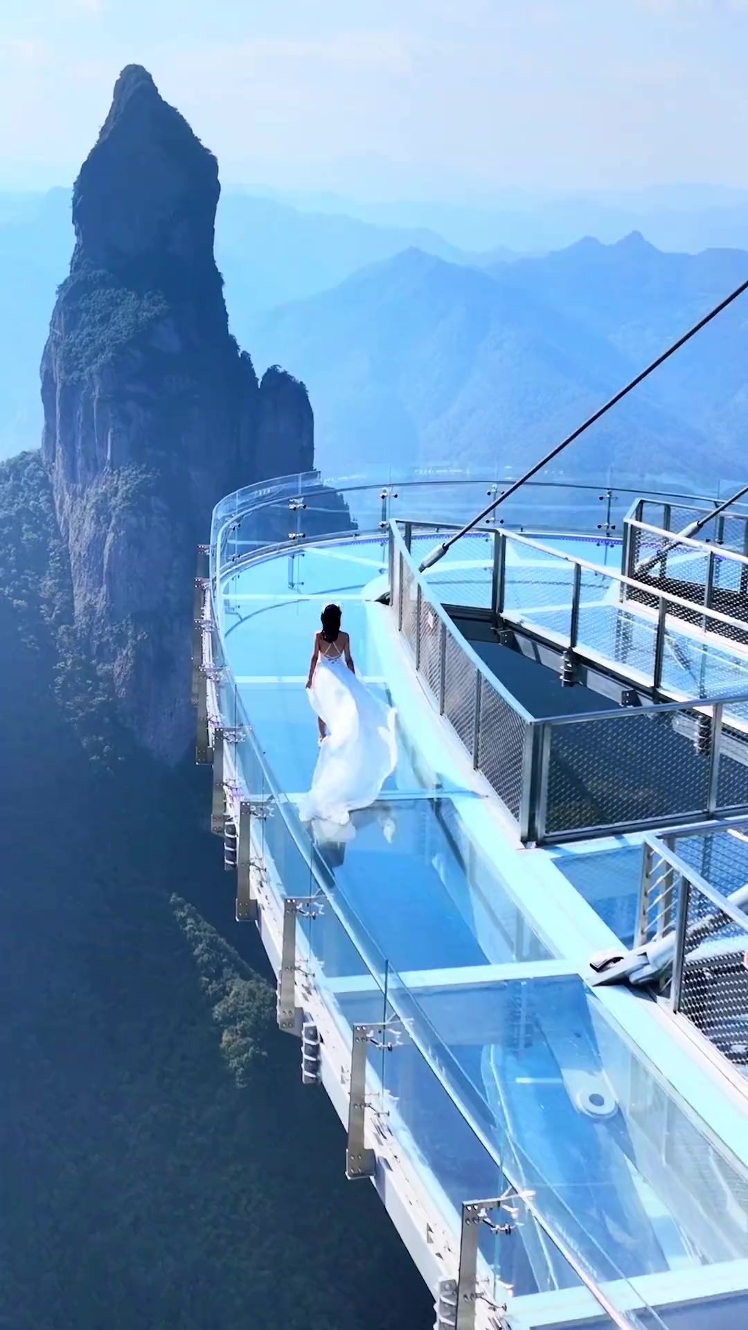 神仙居南天顶双层玻璃观景台,凌架在百米悬崖峭壁之
