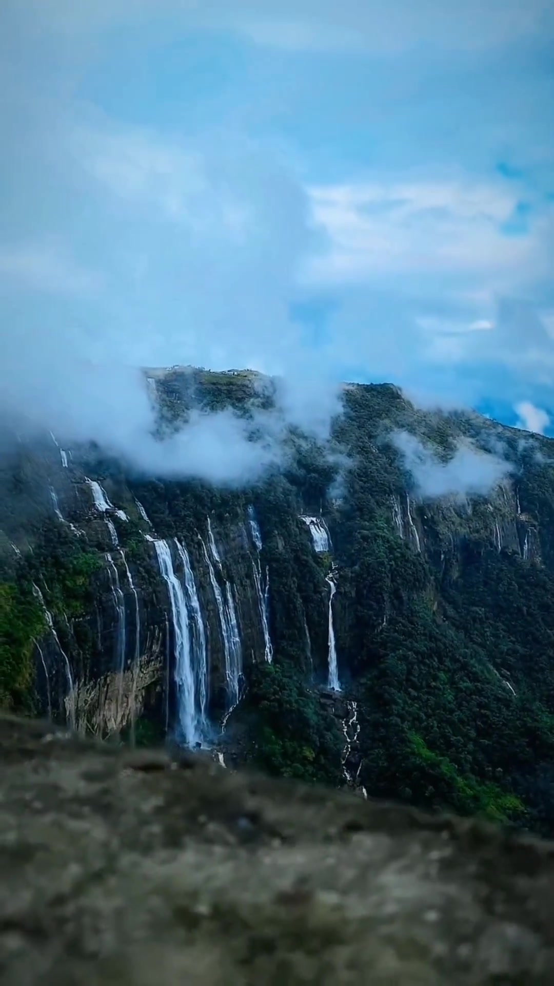 探索世界雨极:乞拉朋齐的神奇之旅!-度小视