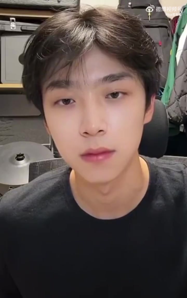 前男团into1成员张嘉元直播给粉丝们播放原创音乐的demo,粉丝听到这样