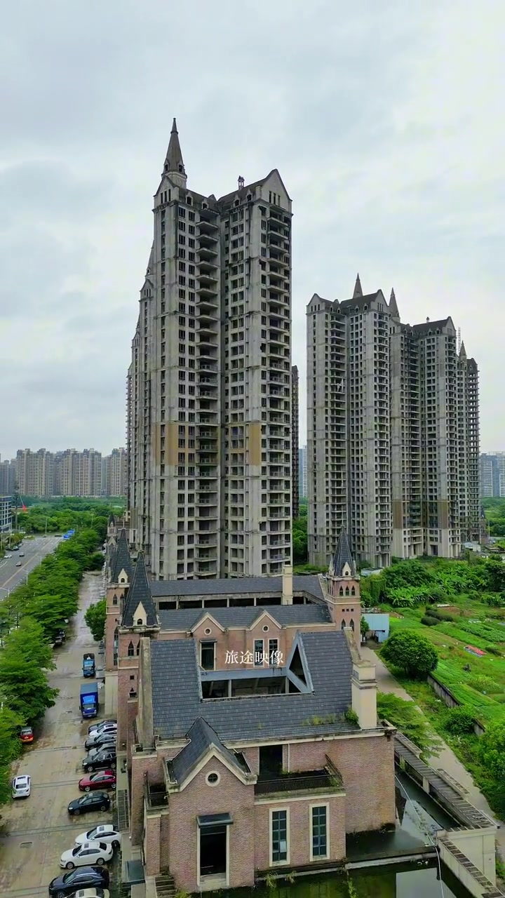 惠州天玺湾,不知什么原因烂尾十几年无人接盘,这么好的地段太可惜了!