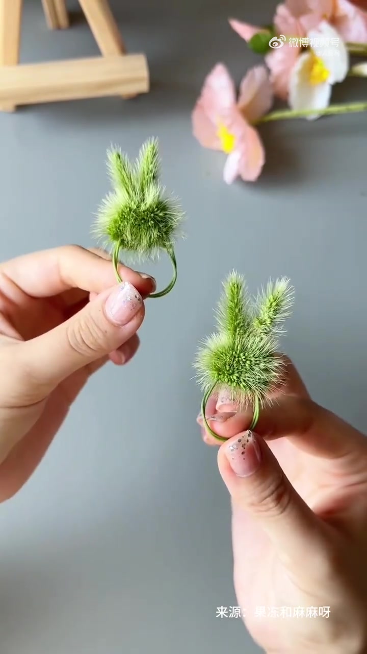 狗尾巴草小兔子戒指教程」这个夏天,用狗尾巴草做个小兔子戒指吧~-度