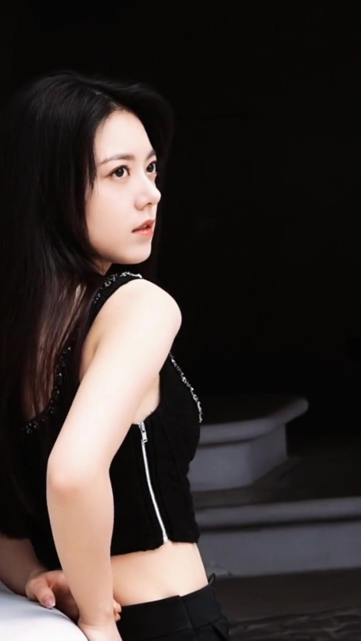 赵今麦新造型 黑色吊带配裤装,好a好飒～娱乐评论大赏 赵今麦