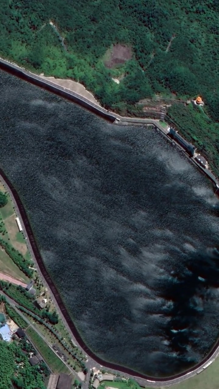 风景区的巨型天池 高清卫星影像 山顶水库