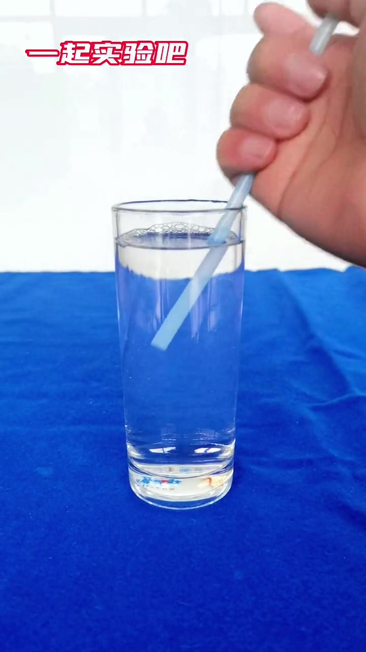 创作灵感 实验:水中泡泡原理:洗洁精破坏水的表面的张力,使得水相融的