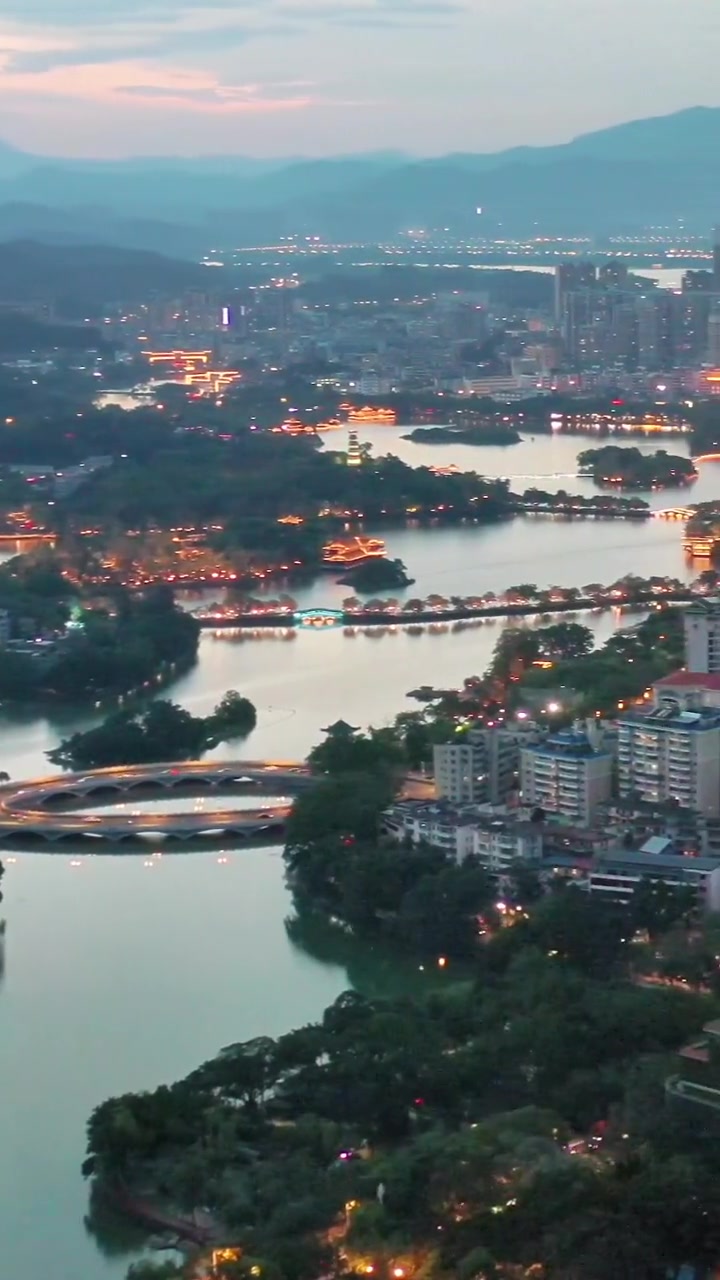 夕阳下,麦地南山庄远眺大美惠州,确实还是蛮抒情的!