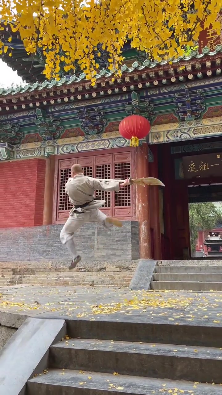 学生展示春秋大刀 少林寺延钦