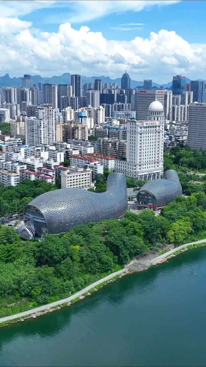 广西第二大城市柳州,奇葩建筑双鱼汇,被网友戏称为"尿壶" 旅游 广西