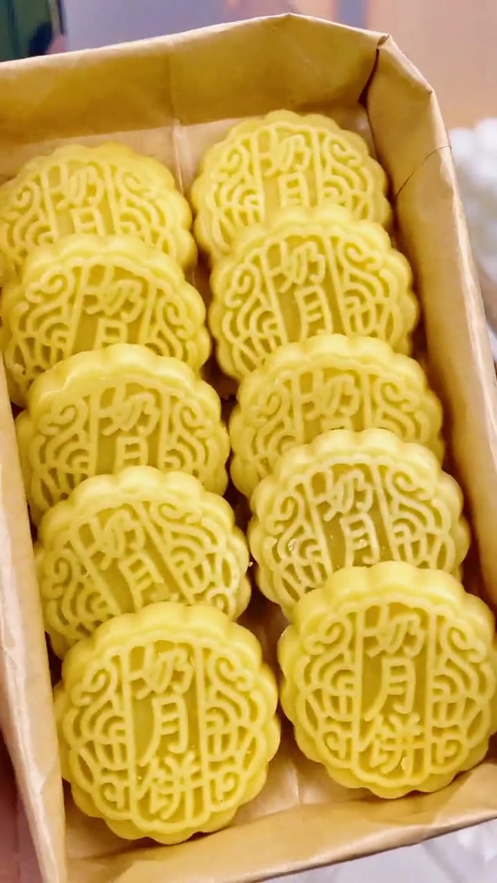 内蒙特产奶月饼,可以嚼着吃的牛奶,酸甜软糯!