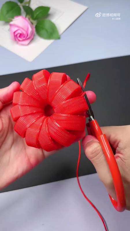 动手试试看如何用瓶盖做灯笼中秋国庆临近饮料瓶盖不要丢串起来就是一