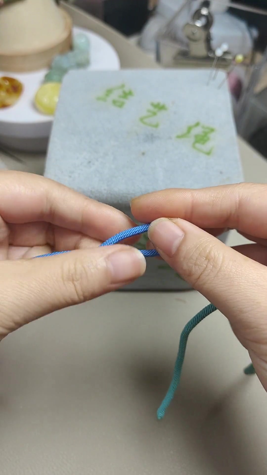 正确绳子的系法 越拉越紧的打结方法,绳子断了都不会松……-度小视