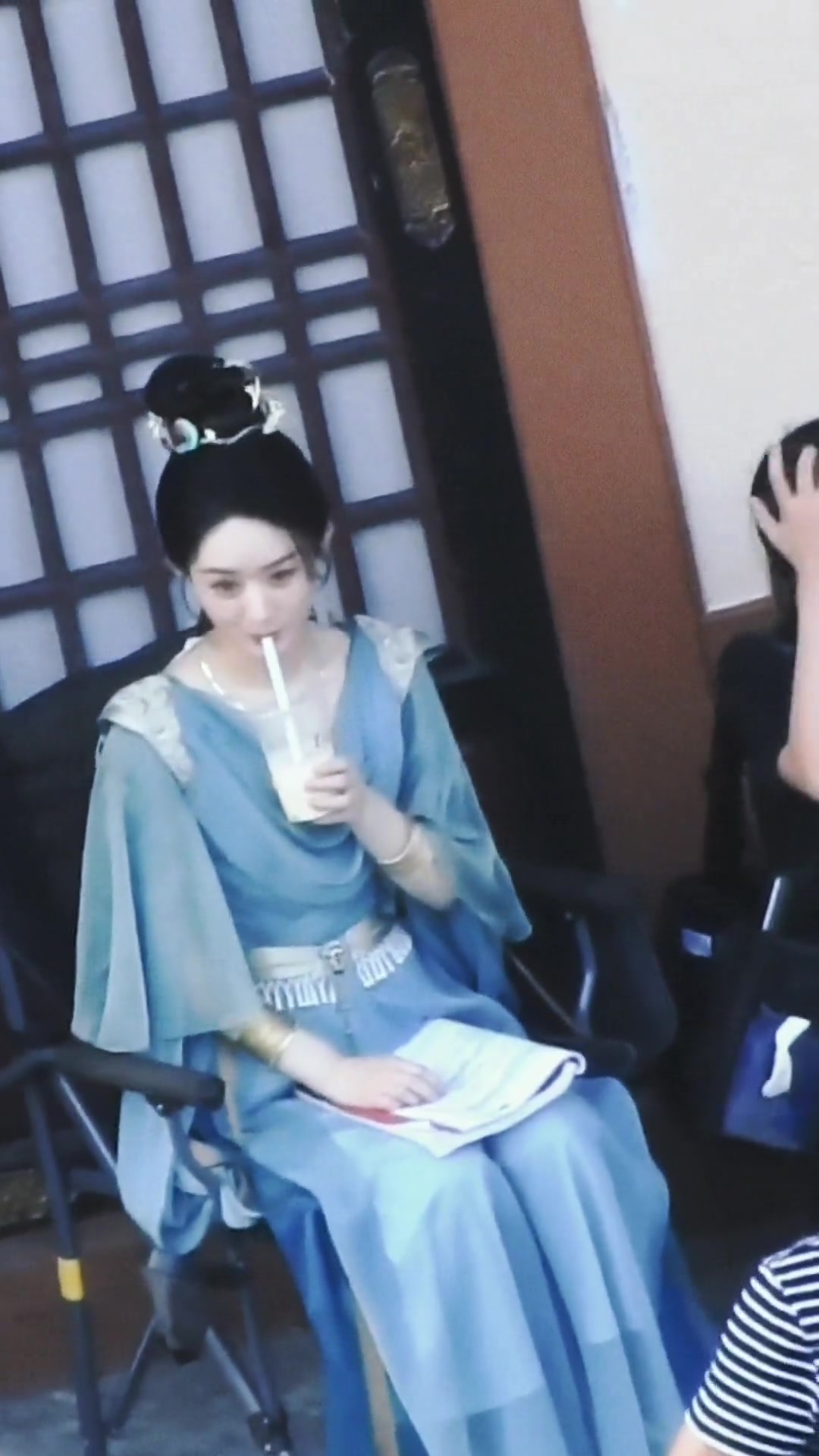 赵丽颖与凤行片场喝奶茶路透 秋天的第一杯奶茶,蓝衣颖宝也太可爱了吧