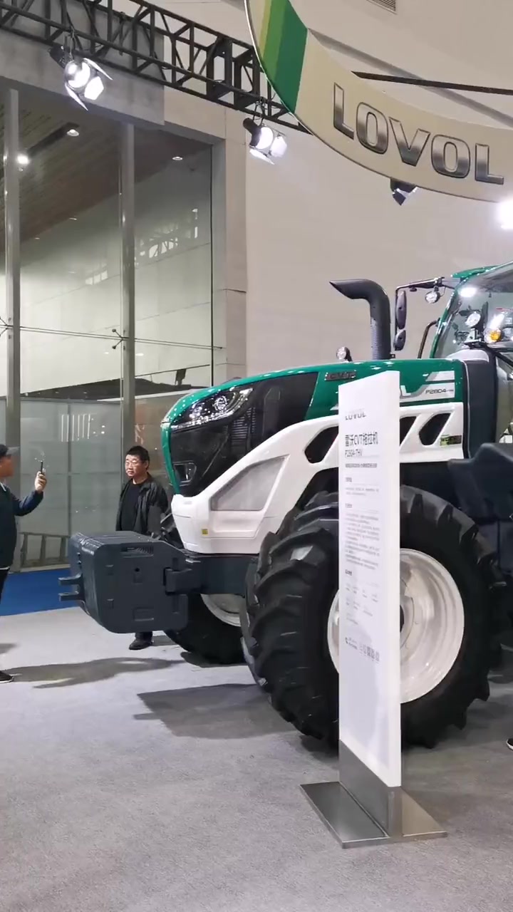 雷沃cvt拖拉机p2804-7hv,实现全作业区段的无级变速,继续北斗导航系统