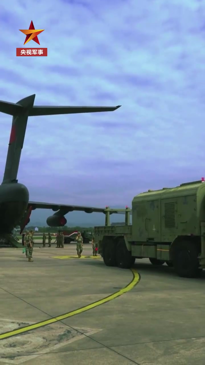 运20运9机群上演大象漫步」近日,空军结合实战化训练检验规模空运能力