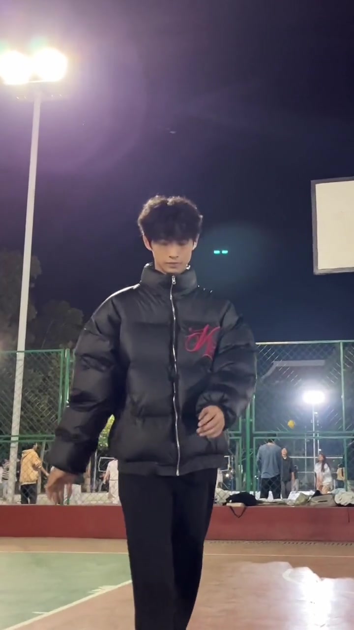 "十一月好事正酿,我们都会如愿以偿" 大学 校园 篮球 大学生 帅哥